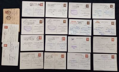 Plusieurs vieilles cartes postales sont disposées sur une surface noire