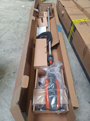 une boîte avec des outils à l'intérieur sur le sol