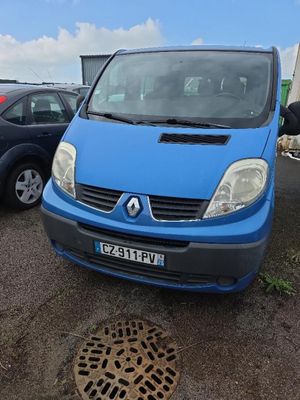 une camionnette bleue garée dans un parking