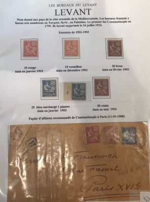 une enveloppe sur laquelle sont collés de nombreux timbres et un bout de papier sur lequel il y a quelque chose d'écrit