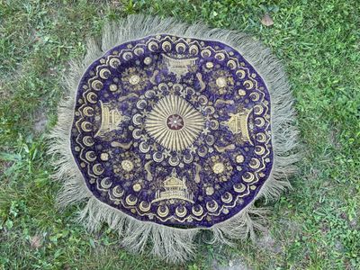 vue aérienne d'un tapis bleu et or posé au sol