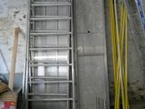 une échelle adossée au mur d'une pièce