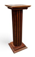 Colonne en bois, formant sellette, fût cannelé