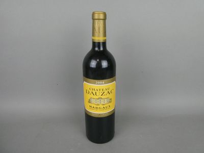 La bouteille de vin est posée sur la table, sur un fond gris.
