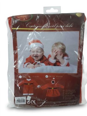 le bébé porte un costume de Père Noël dans un sac en plastique
