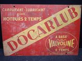 une vieille enseigne rouge et jaune portant l'inscription « docapub »