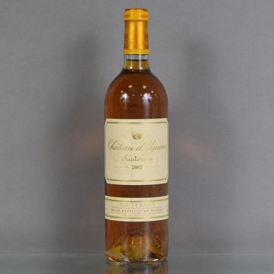 une photo d'une bouteille de vin posée sur une table en verre