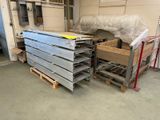 de nombreuses palettes empilées dans un entrepôt
