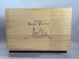 gros plan d'une boîte en bois portant un logo