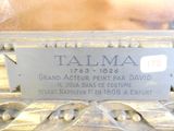 une plaque au dos d'un banc sur laquelle on peut lire « tal ma »