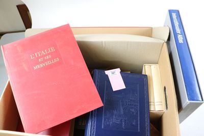 une boîte pleine de livres posée sur une table