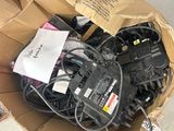 une boîte en carton remplie de matériel électrique divers
