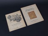 deux livres posés l'un à côté de l'autre sur une table noire