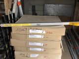 une pile de cartons posée sur une palette dans un entrepôt