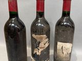 trois bouteilles de vin posées l'une à côté de l'autre sur une table