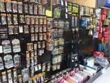un magasin dont les rayons regorgent d'articles variés