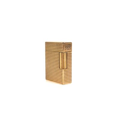 une image d'un étui à cigarettes en or sur fond blanc