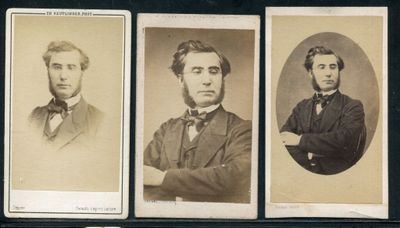 trois vieilles photographies en noir et blanc représentant des hommes en costume et nœud papillon