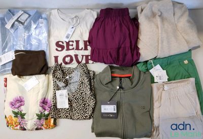 beaucoup de vêtements qui restent sur une étagère