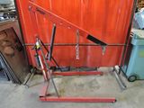 une photo d'une grue rouge dans un garage