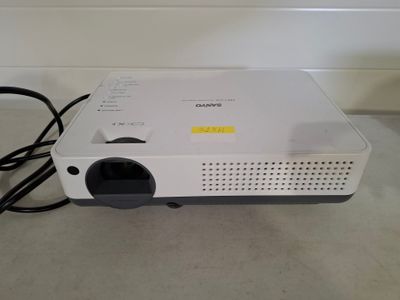 Vidéo-projecteur SANYO Mod. PLC-XW57 (Occasion, rayures, san…