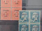 plusieurs timbres de différentes couleurs et tailles sur un fond noir