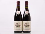 deux bouteilles de vin rouge posées l'une à côté de l'autre sur une table