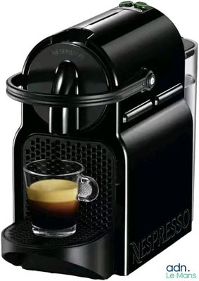 gros plan d'une machine à café avec une tasse de café