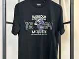 un t-shirt noir suspendu à un portant dans une pièce