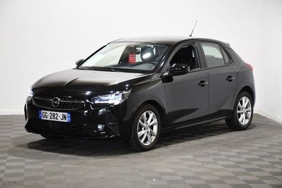 une photo d'une voiture noire garée dans une pièce
