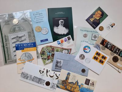 de nombreux timbres et enveloppes de toutes sortes disposés sur une table
