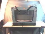 un sac posé sur une table
