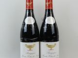 deux bouteilles de vin rouge posées l'une à côté de l'autre sur une table