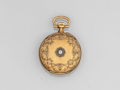 une montre de poche ancienne en or, ornée d'un diamant au centre