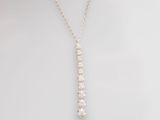gros plan d'un collier sur un mannequin mannequin mannequin mannequin mannequin mannequin mannequin mannequin mannequin