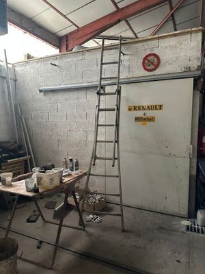une photo d'un garage dans lequel se trouve une échelle