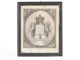 une vieille photo encadrée représentant un blason surmonté d'une couronne
