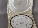 une boîte ouverte contenant une assiette, posée sur une table