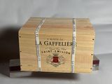 une boîte en bois portant une étiquette