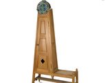 une grande tour d'horloge en bois surmontée d'un vase bleu et vert