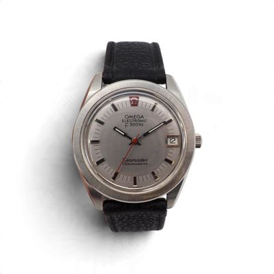 une montre argentée avec un bracelet noir sur un fond blanc