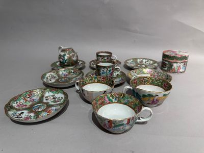 un ensemble de tasses et soucoupes à thé chinoises posées sur une table
