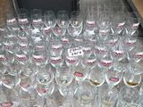 de nombreux verres à vin vides posés sur une table