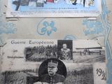des tableaux accrochés au mur d'une pièce où sont accrochés d'autres tableaux