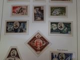 une image d'une collection de timbres sur une table