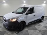 la camionnette blanche est garée sur un sol carrelé en damier