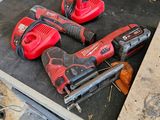 Trois outils sont posés sur une table au milieu d'une pièce