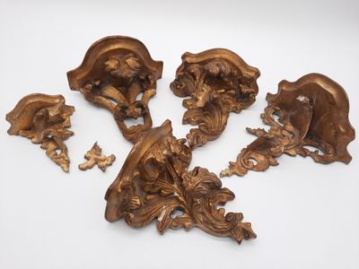quatre pièces de bois sculpté sont disposées sur une surface blanche