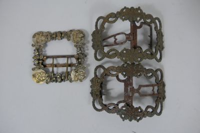 Une boucle de ceinture en métal et une paire de boucles de c…