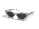 Les lunettes de soleil « œil de chat » sont blanches et ont des verres noirs.